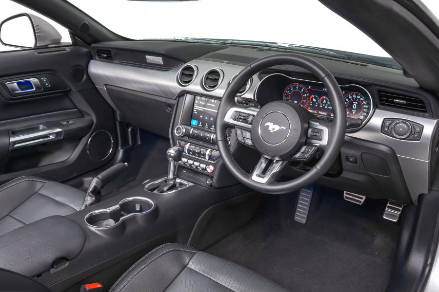 Торпедо Ford Mustang EcoBoost Convertible 2019 года  (ZA) (фото 5 из 40)